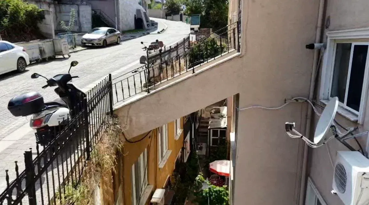 Şile'de Üzerinden Yol Geçen Bina Gündem Oldu