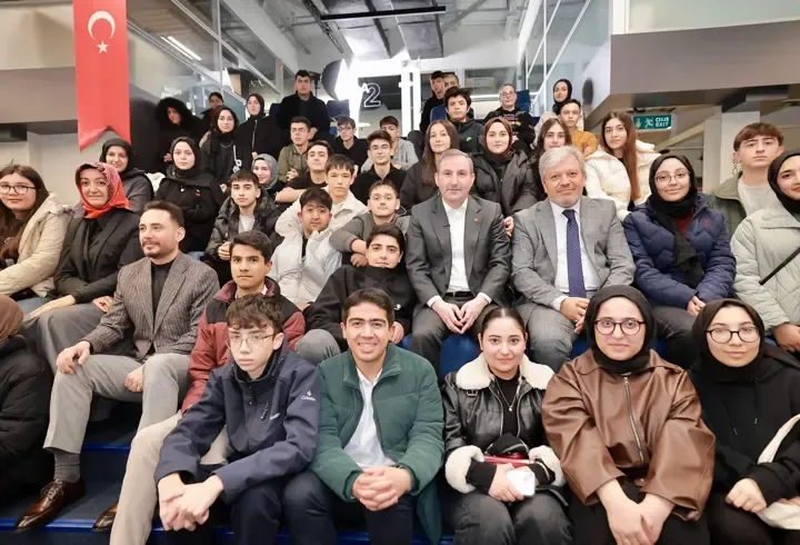 Sultanbeyli'de üniversiteyi kazanan öğrencilere başarı ödülü