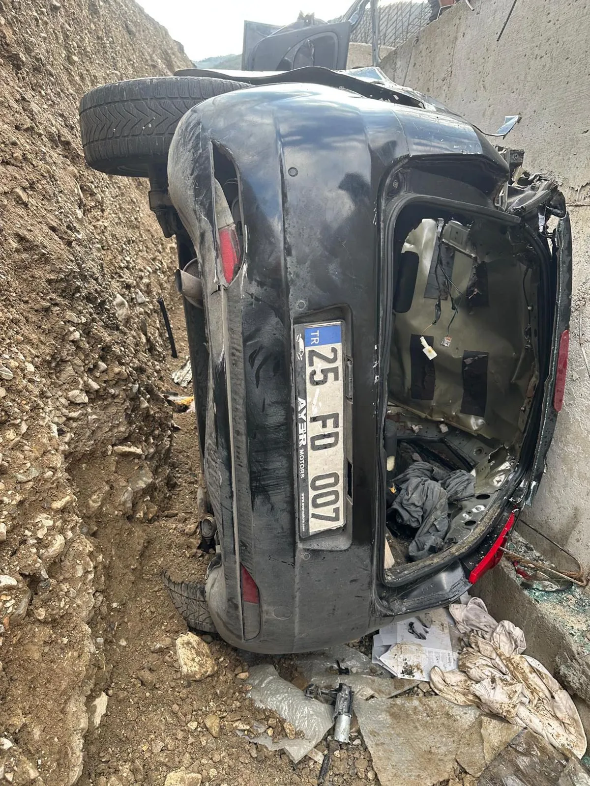 Tortum'da Otomobil Uçuruma Uçtu: 3 Kişi Hayatını Kaybetti