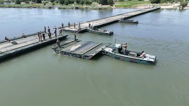 TSK ile Suriye ordusu işbirliğiyle Fırat Nehri üzerine yüzer köprü kuruldu