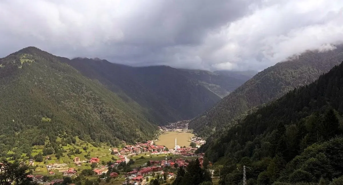 Uzungöl Yoğun Yağışlar Sonrası Kahverengine Büründü