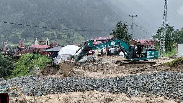 Uzungöl'de heyelan: Tesislere giden yol ulaşıma kapandı