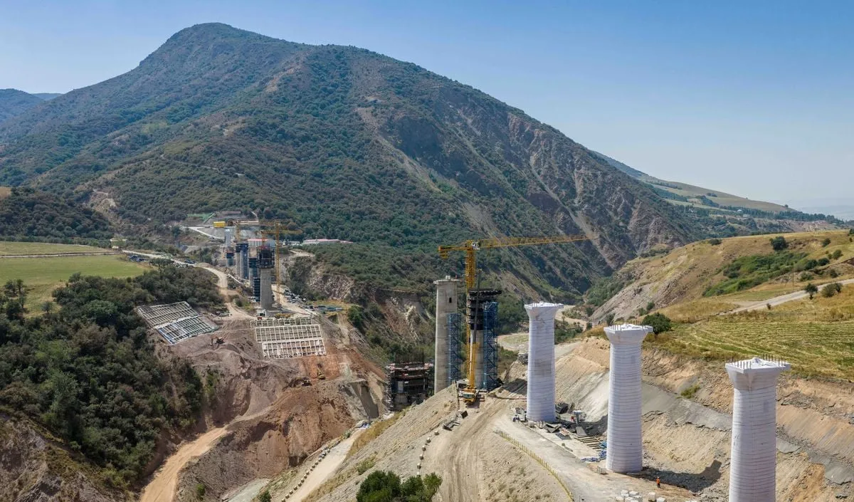 Xi Jinping ve Caparov'dan Çin-Kırgızistan-Özbekistan Demiryolu İçin Yüksek Kalite Vurgusu