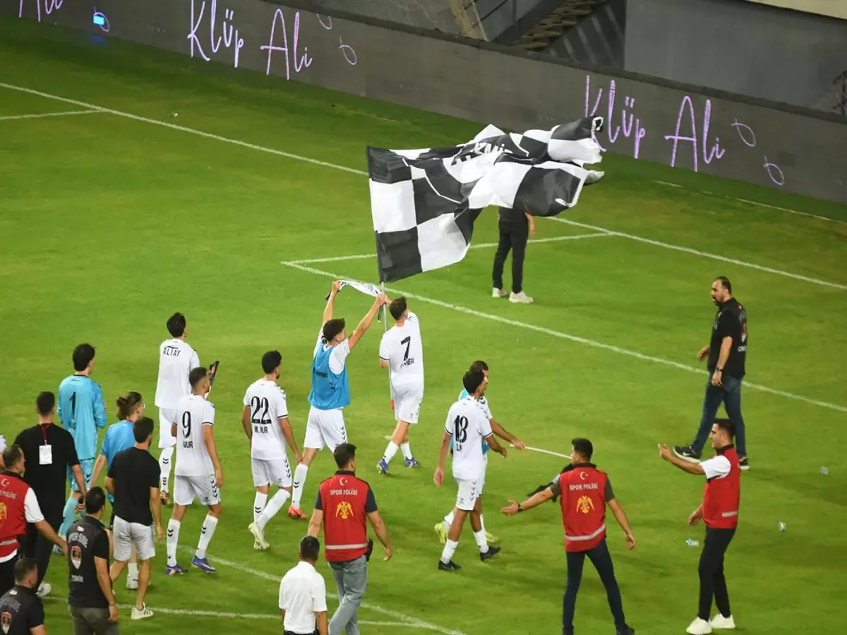 2. Graeme Souness vakası. Sahaya bayrak diken Altaylı futbolcuya ceza