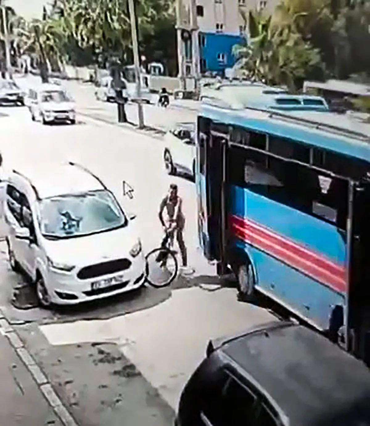 Adana Yüreğir'de özel halk otobüsünün açık kapısı bisikletliye çarptı, şoför durmadı