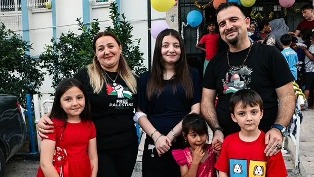 Adana'da 12'nci kattan düşüp hayatta kalan Ecrin, düştüğü noktada çocuklara pasta kesti