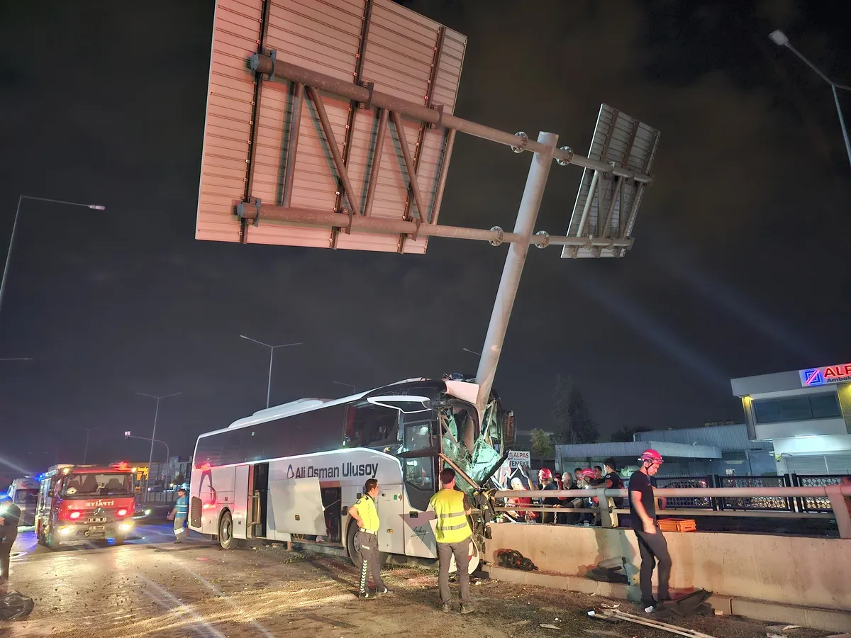 Adana'da yolcu otobüsü alt geçidin duvarına çarptı, 11 kişi yaralandı