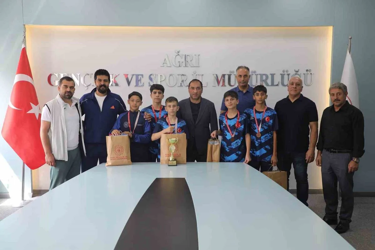 Ağrı Badminton Takımı Türkiye Üçüncülüğüyle Gururlandırdı