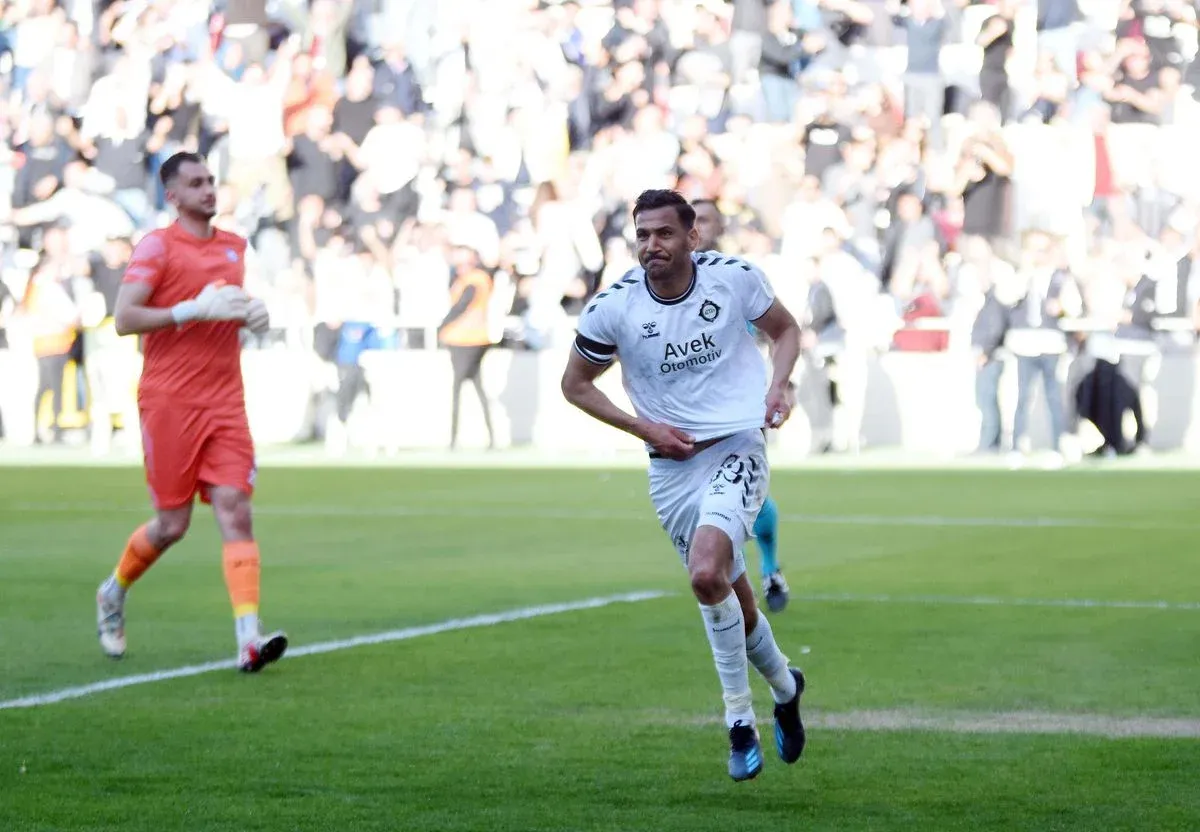 Altay, Deniz Kadah'ın lisansını çıkardı
