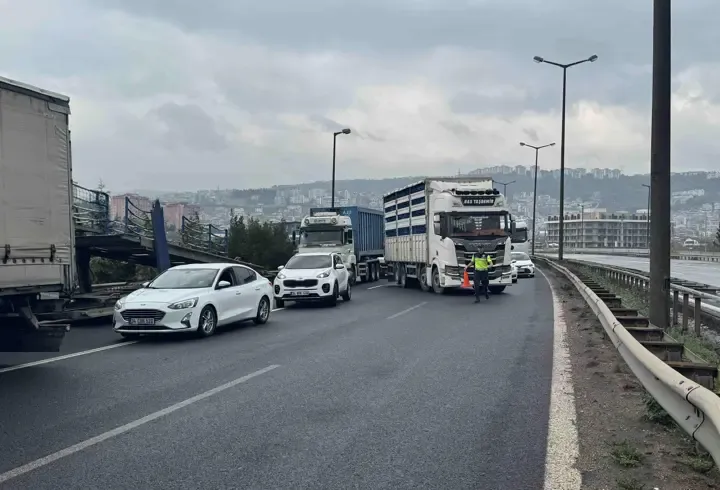 Anadolu Otoyolu Kocaeli geçişinde tır kazası: Ankara istikameti ulaşıma kapandı