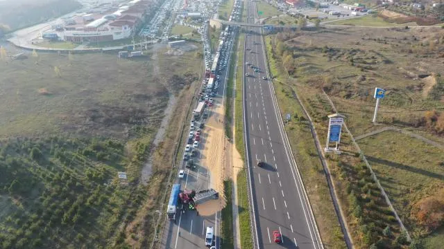Anadolu Otoyolu'nun Kocaeli kesiminde bariyere çarpan tır ulaşımı aksattı