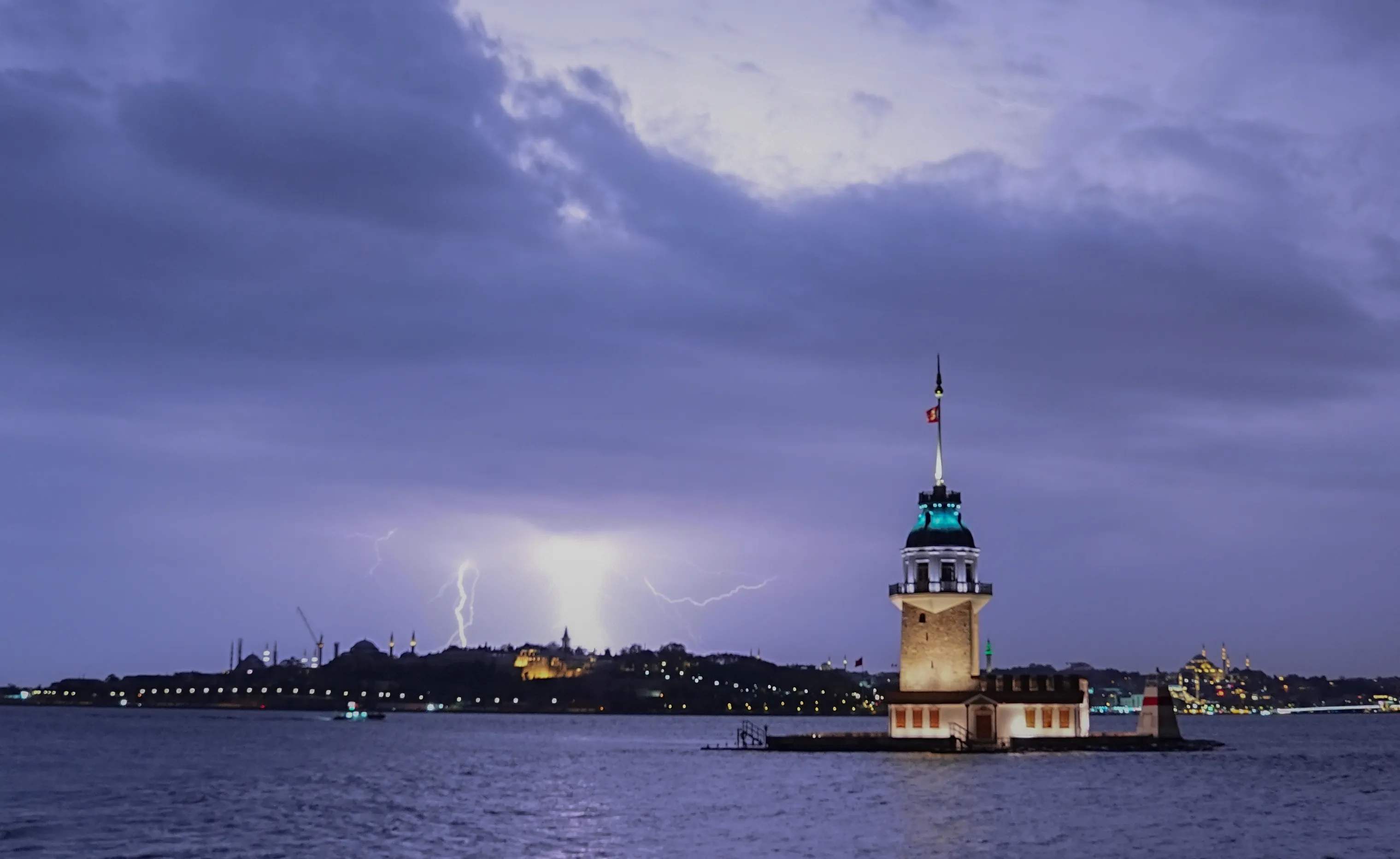 Ankara ve İstanbul dahil birçok şehirde alarm. Kuvvetli sağanak ve su baskınlarına dikkat