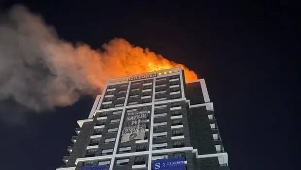 Ankara'da bir binanın çatısında yangın çıktı