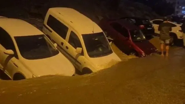 Ankara'da sel nedeniyle çöktü, çok sayıda araç hasar gördü
