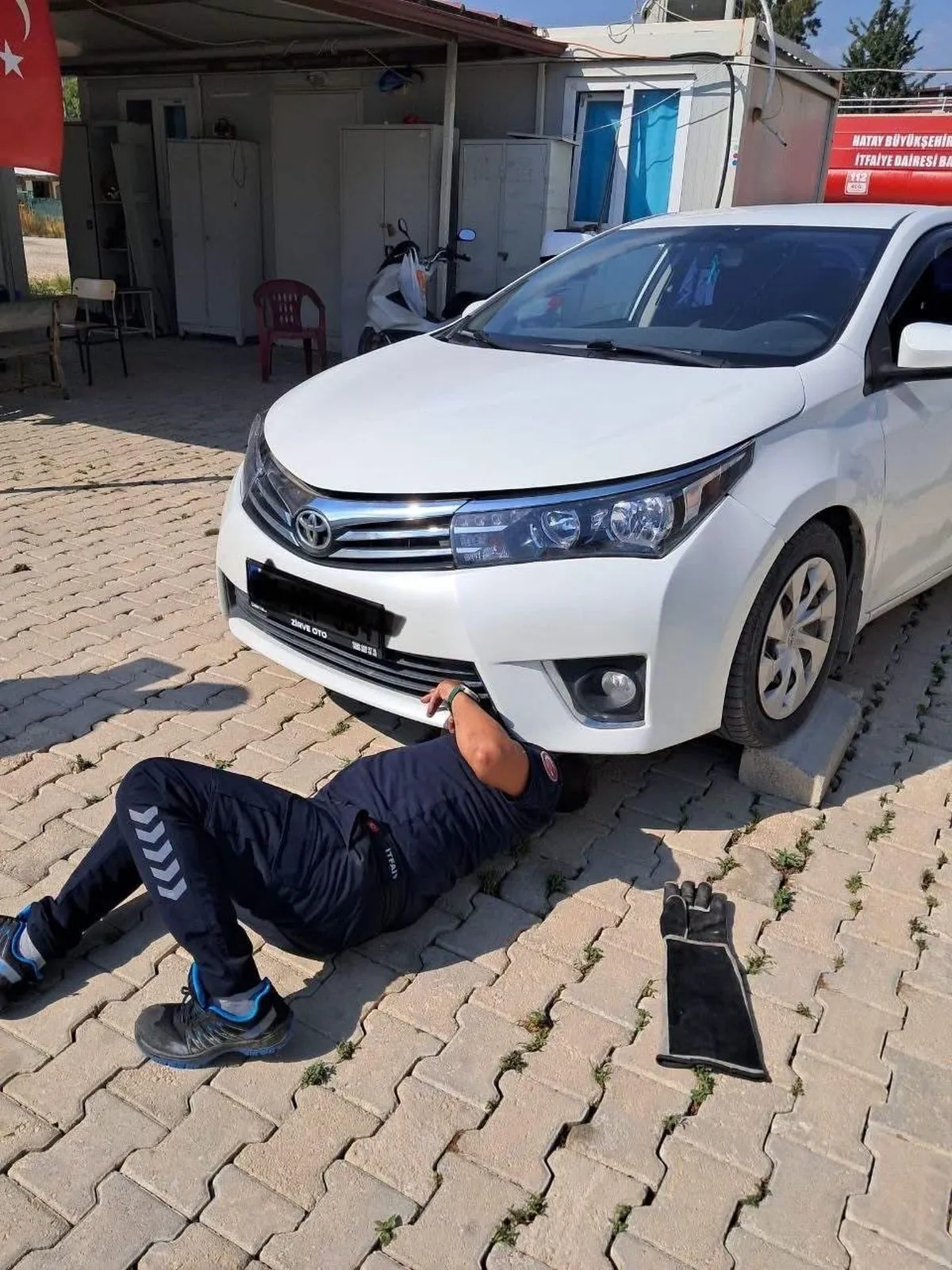 Antakya ve İskenderun’da araçlarda mahsur kalan kediler kurtarıldı