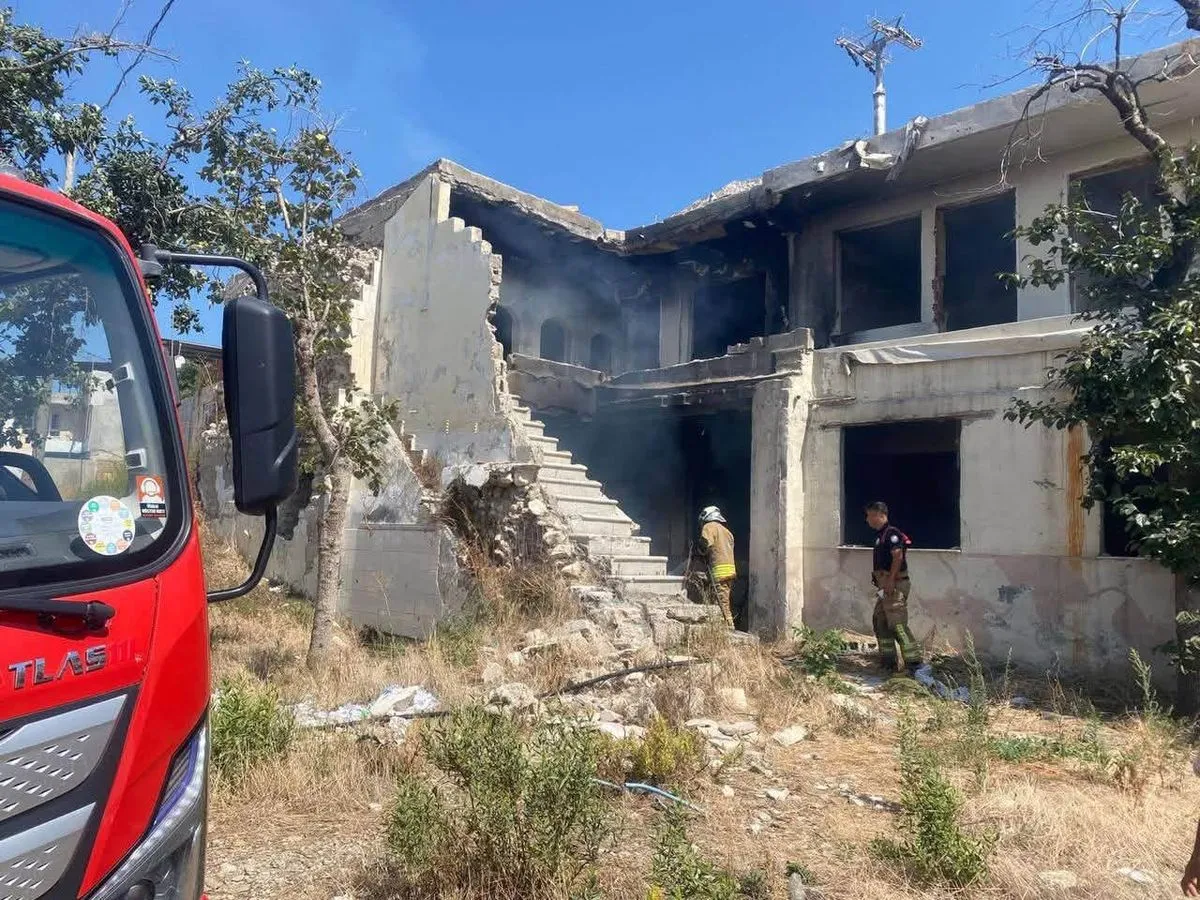 Antakya'da Metruk Binada Yangın