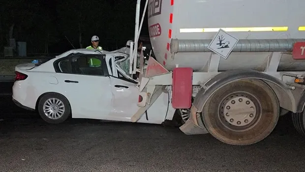 Antalya'da feci kaza! Otomobil tankere çarptı: 1 kişi hayatını kaybetti