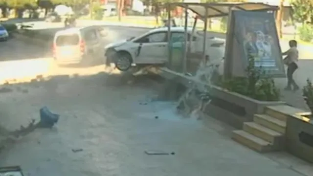 Antalya'da otomobil önce yayaya sonra otobüs durağına çarptı