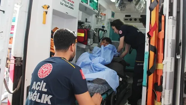 Arıdan korkup düşünce koluna demir saplandı