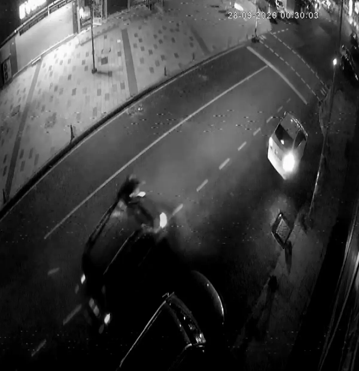 Arnavutköy'de motosiklet ile hafif ticari araç çarpıştı; kaza anı kamerada, 2 yaralı