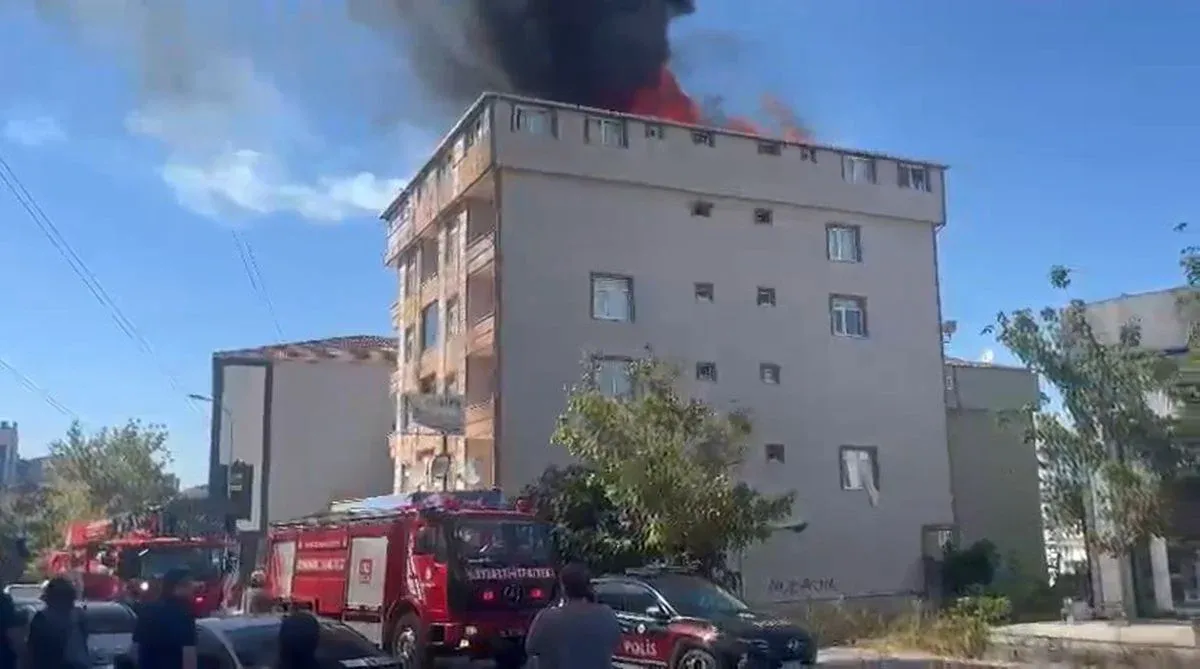 Ataşehir'de Çatı Yangını: İzolasyon Çalışması Sırasında Çıkan Yangın Hasar Bıraktı
