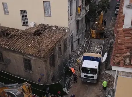 Atina'da yıkılan binada 4 kişinin cesedine ulaşıldı
