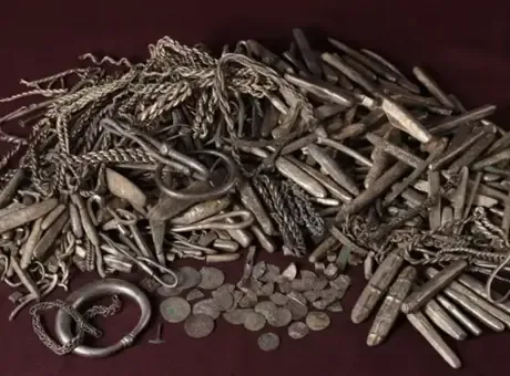Bahçesinde kazı yaparken Viking hazinesi buldu! 'Tam 18.5 kilogram ağırlığında, Thor'un çekici de var'