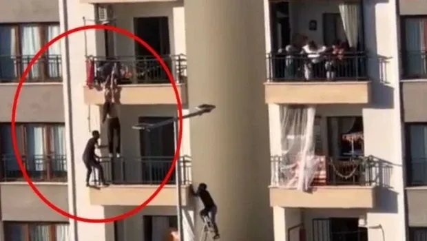 Balkondan düşmek üzere olan kız çocuğunu katları tırmanarak kurtardı… O anlar kameraya böyle yansıdı