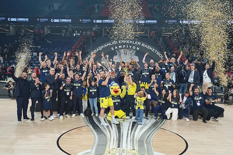 Beşiktaş'ı mağlup eden Fenerbahçe Tarfin Cumhurbaşkanlığı Kupası'nı kazandı!