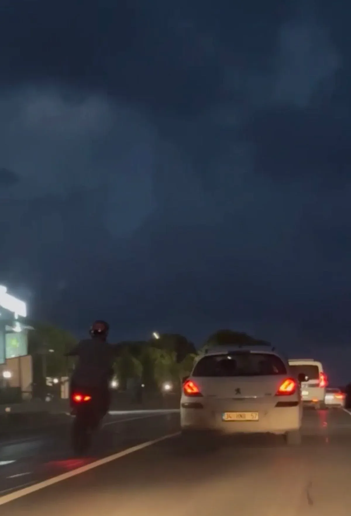 Beykoz'da motosikletlilerden trafikte tehlike saçan anlar