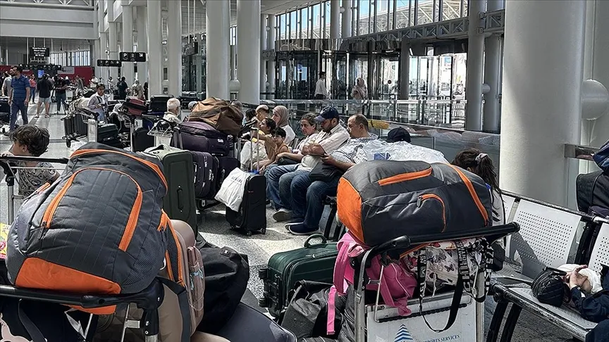 Beyrut'ta bir yolcunun patlayıcı şakası nedeniyle uçak tahliye edildi