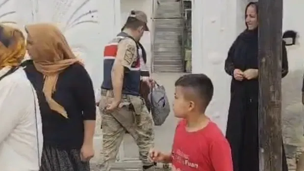 Bıçaklayıp sandalyeye bağladılar, gasbettikleri altınlarla kaçtılar