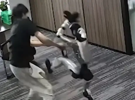 Bilim kurgu gerçeğe dönüştü! İnsansı robot, geliştiricisini dövdü