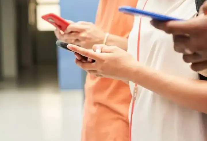 Bir ülke daha harekete geçti: Okullarda telefon yasaklandı!