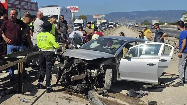 Bursa'da bariyerlere çarpıp refüje düşen otomobildeki 3 kişi yaralandı: Kaza kamerada
