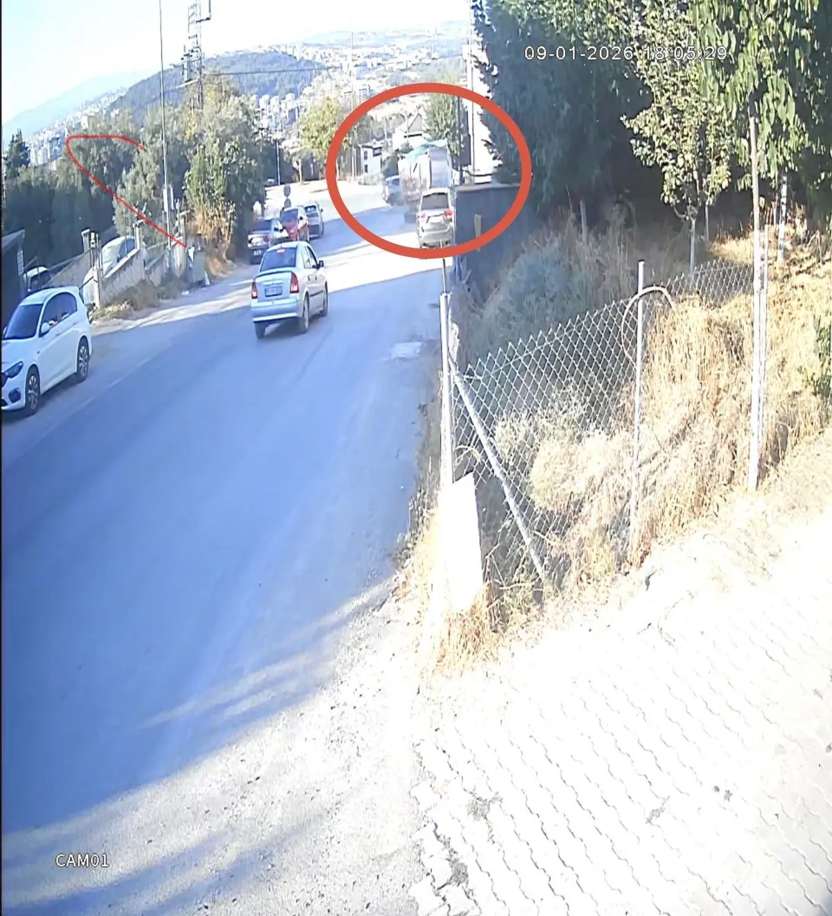 Bursa'da hafriyat kamyonu dehşeti: 2 araca çarpıp bahçeye uçtu