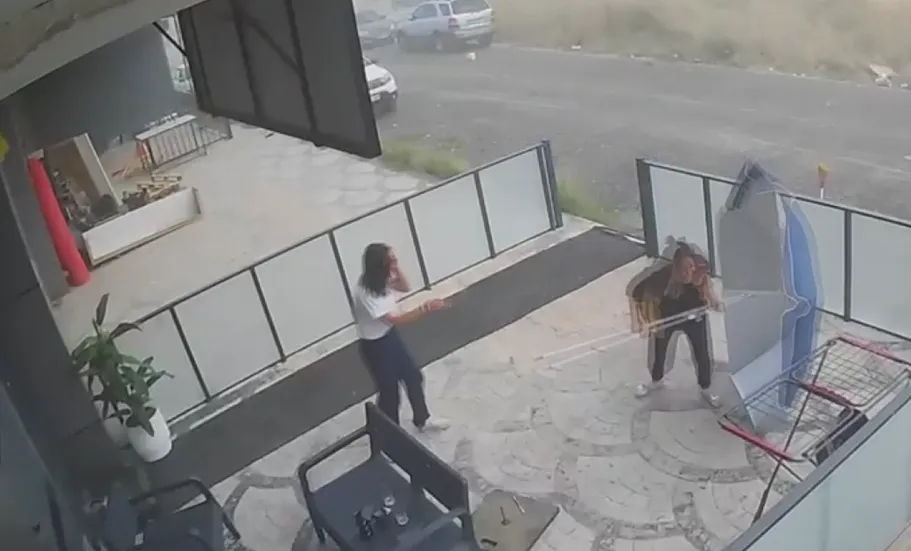 Çalışanların zor anları: Şiddetli rüzgarda şemsiyeyle savruldular