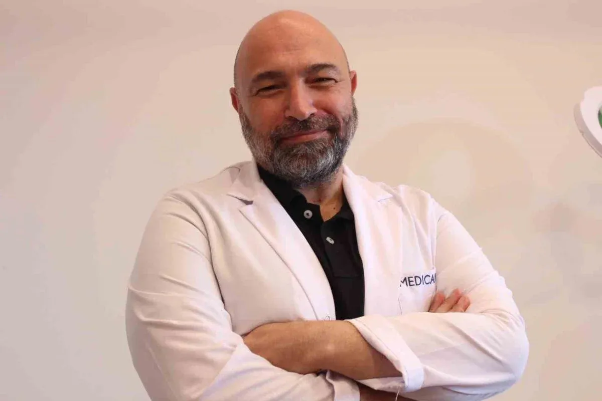 Çilek Bacak Görünümüne Dermatolog Uyarısı: Doğru Bakım Şart