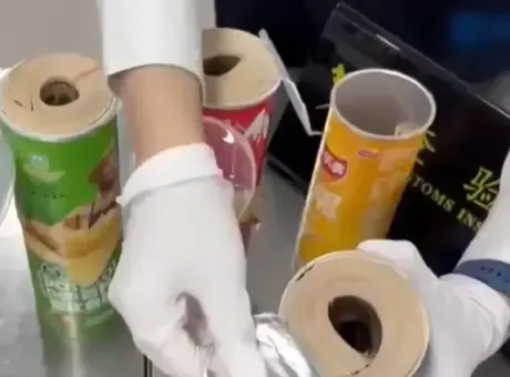 Cips kutularından balya balya para çıktı! İşte o anlar