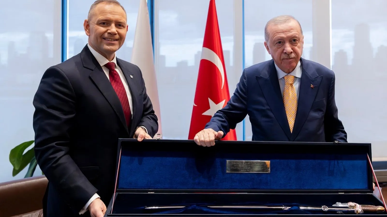 Cumhurbaşkanı Erdoğan tabanca hediye etmişti. Polonya lideri Nawrocki'den kılıç hediyesi