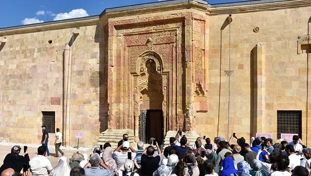 Divriği Ulu Cami'deki 'namaz kılan silüet'e ziyaretçi akını: İkindi vakti 4 metrelik gölge oluşuyor