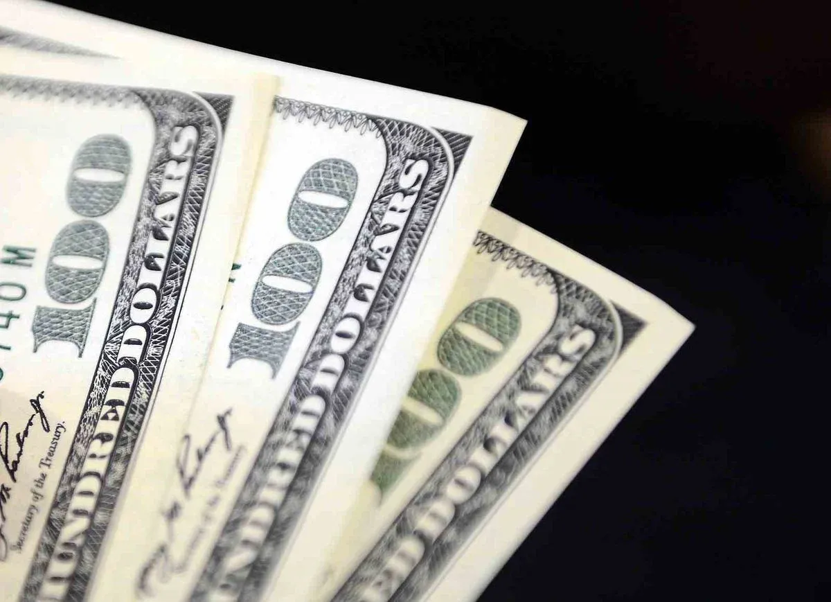 Dolar 48,26 TL, Euro 55,96 TL ile haftaya başladı