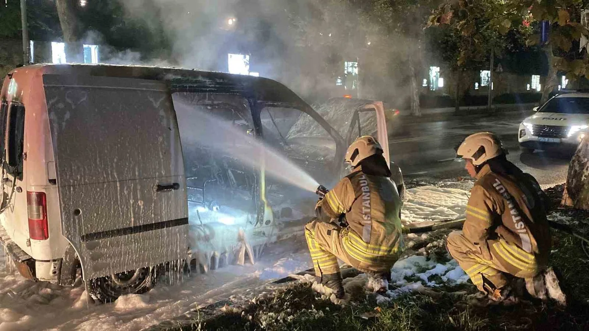 Dolmabahçe Sarayı’nın önünde hafif ticari araç alevlere teslim oldu