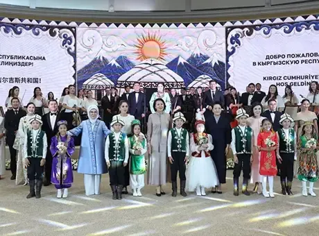 Emine Erdoğan, Kırgızistan'da etnik el sanatları sergisini ziyaret etti