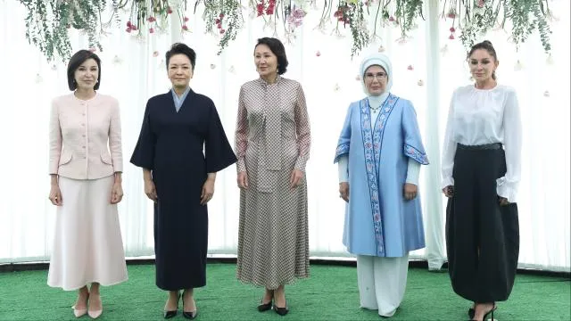 Emine Erdoğan Kırgızistan'da lider eşleriyle buluştu