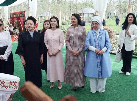 Emine Erdoğan, Kırgızistan'da lider eşleriyle buluştu
