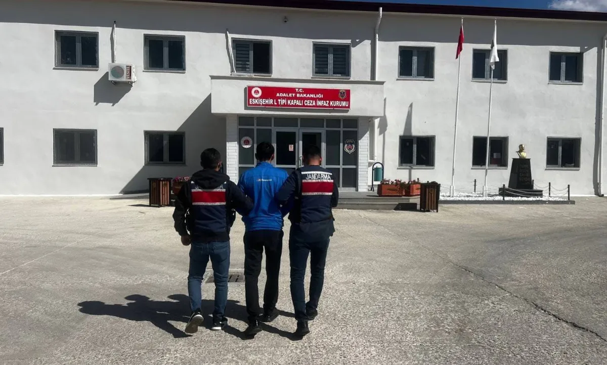 Eskişehir'de silahla yağma suçundan aranan şahıs 47 yıl 1 ay 10 gün hapisle yakalandı