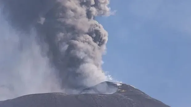 Etna Yanardağı lav püskürttü: Uçuşlar askıya alındı