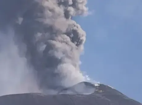 Etna Yanardağı'nın kül püskürtmesi hava ulaşımını olumsuz etkiledi