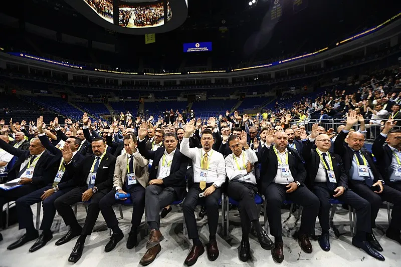 Fenerbahçe'de Sadettin Saran ve yönetimi ibra edildi